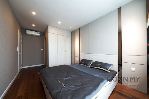 Căn hộ được chia làm 2 phòng ngủ có sự đồng bộ trong thiết kế