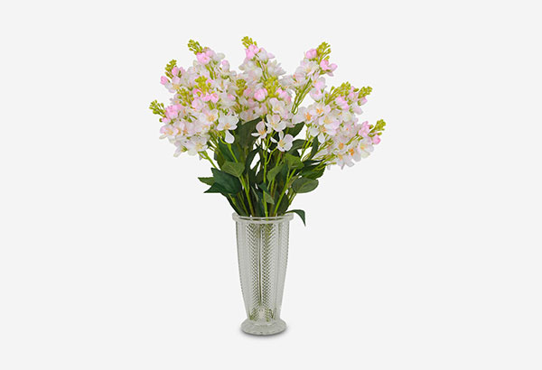 Trang trí một bình hoa tươi giúp tô điểm vẻ đẹp tinh tế đầy sức sống cho ngôi nhà